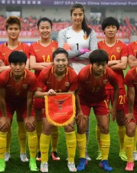 江南体育- 巴黎女足队员跨界助阵，男足赛前氛围热烈  